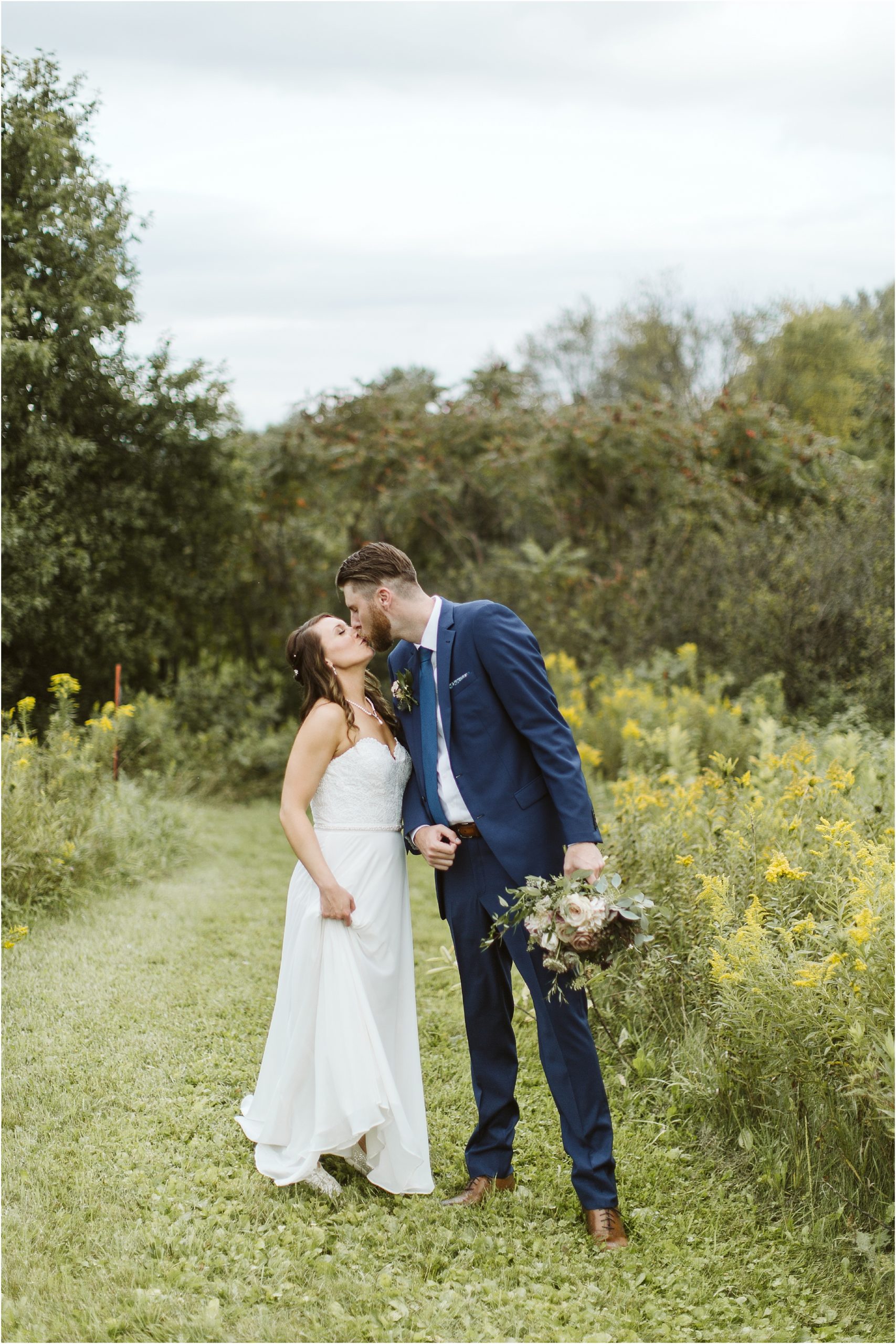 alysa rene photography, enchanted barn, the enchanted barn, hillsdale, wisconsin, eau claire, rainy, summer, midwest, wedding, photographer, photography, relaxed, rustic